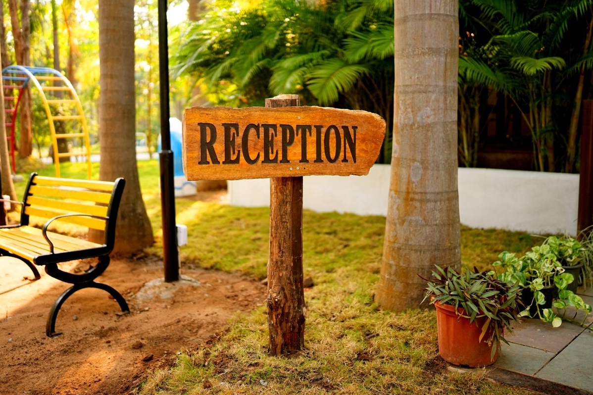 Rosewood Villas Pench wooden reception board with resort name at entry point.